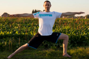 James en posture Guerrier II