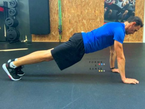 homme en gainage sur mains