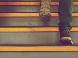 homme qui monte les escaliers