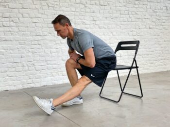 comment étirer les ischions sur une chaise