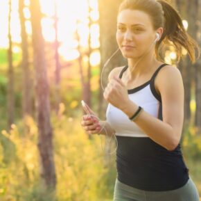 une femme qui court dans les bois - Run