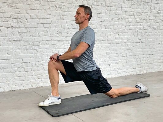 Comment réaliser un étirement du psoas au sol