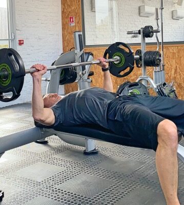 DEVELOPPE COUCHE BARRE Exercice pour renforcer des pectoraux - 3 erreurs en musuclation