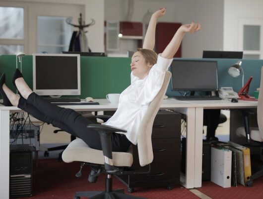 pexels-andrea-piacquadio-3790848 REDIM mbattre la position assise au bureau