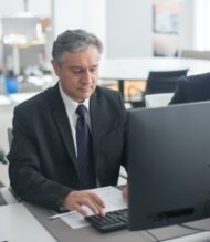 pexels-kampus-production-8353789 REDIM mbattre la position assise au bureau