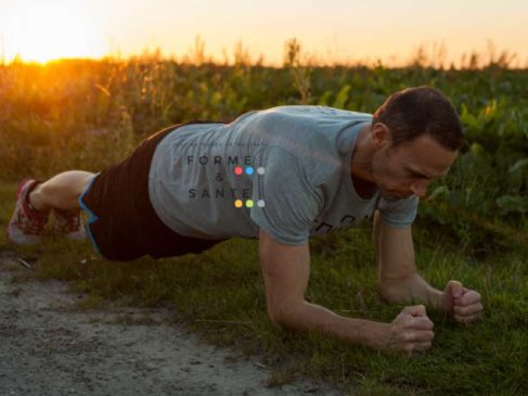 James en gainage planche sur coudes