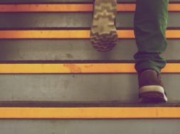 homme qui monte les escaliers