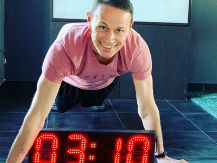 Homme en planche avec Chronometre entre les bras