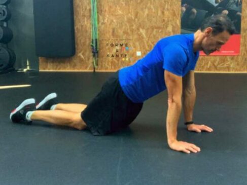 Homme en gainage sur mains