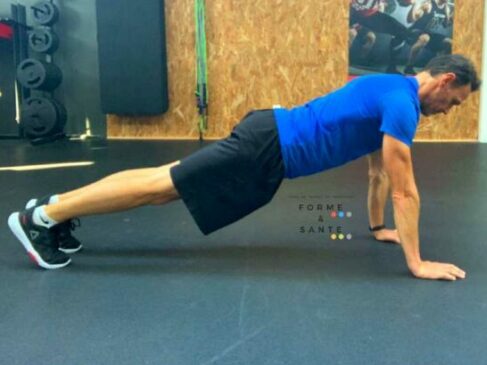 homme en gainage sur mains
