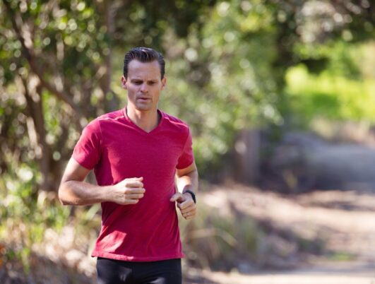 Homme qui court en foret