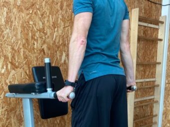 personne en suspension sur la prise dips