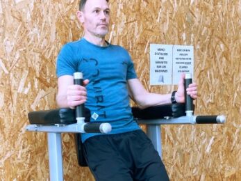 Personne accoudé sur une chaise Romaine