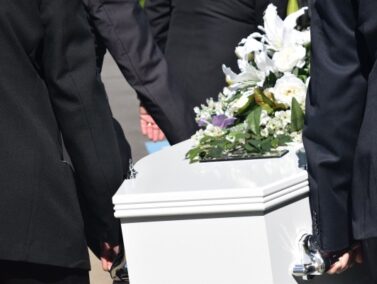 Cercueil blanc porté par 4 hommes