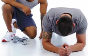 un personal trainer contrôle le gainage