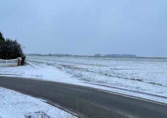 Neige qui recouvre la campagne chemin enneigé