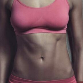 Buste d'une femme blanche en brassiere