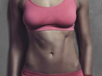 Buste d'une femme blanche en brassiere