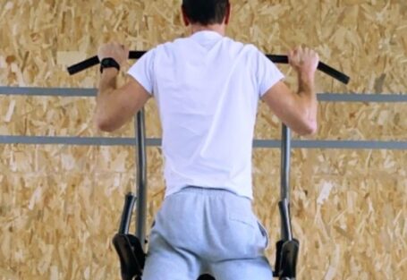 Personne qui fait une traction sur une chaise Romaine