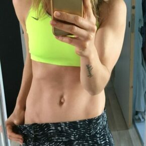 Elodie Koh lanta ventre plat