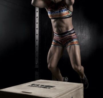 femme athlétique saute sur une Box