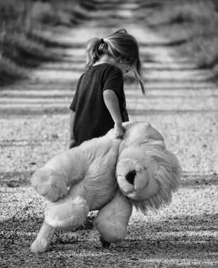 petite fille et Peluche