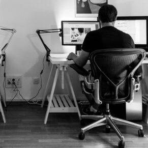 homme au bureau, home office