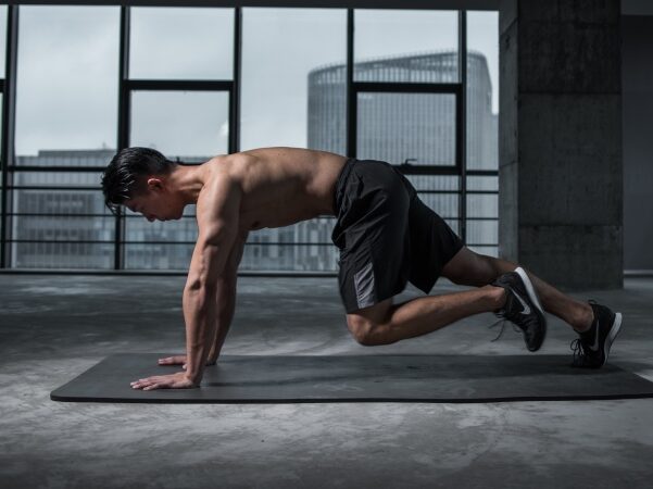 Homme qui fait une gainage dynamique