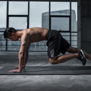 Homme qui fait une gainage dynamique